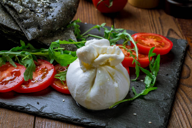 salada com queijo de buratta - buratta - fotografias e filmes do acervo