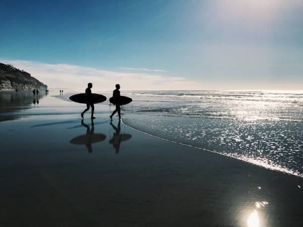 zwei surfer an einem strand in san diego - surfing surf wave men stock-fotos und bilder