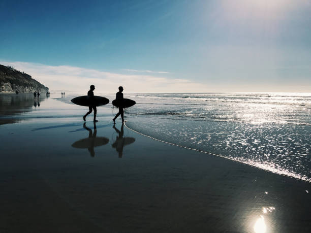 due surfisti in spiaggia a san diego - surfing california surf beach foto e immagini stock