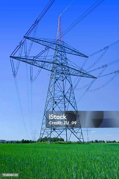 Hochspannungsmast Auf Einem Grünen Feld Stockfoto und mehr Bilder von Achtung Hochspannung - Achtung Hochspannung, Bauwerk, Blau