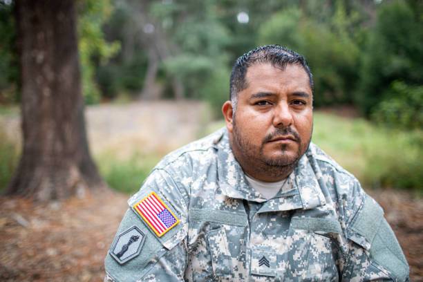 veterano dell'esercito in sedia a rotelle - depression sadness usa american flag foto e immagini stock