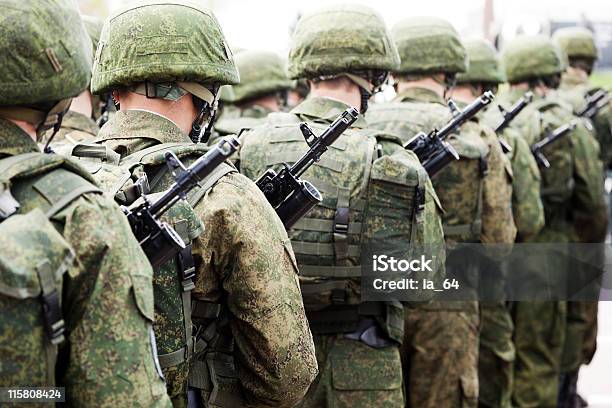 Uniforme Militar Soldier Fila Foto de stock y más banco de imágenes de Ejército de Tierra - Ejército de Tierra, Personal militar, Marchar