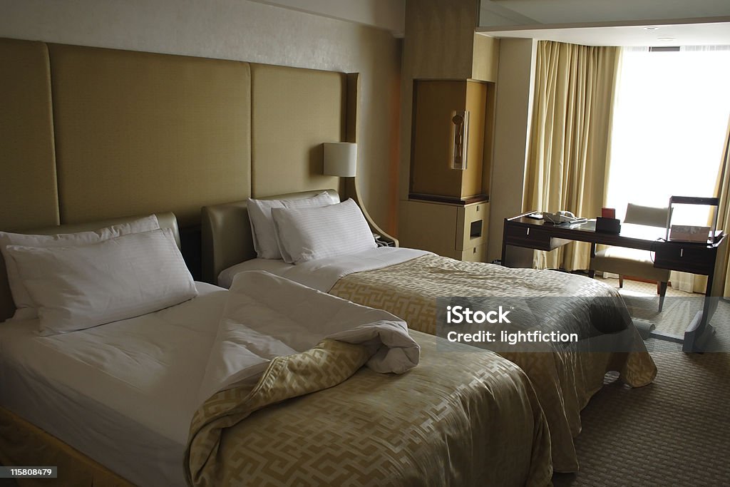 Номер отеля класса люкс - Стоковые фото Односпальная кровать роялти-фри