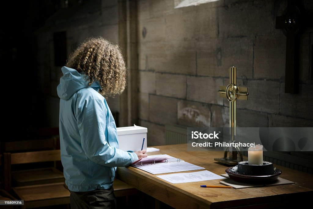 Jeune femme dans une église - Photo de Croix celtique libre de droits