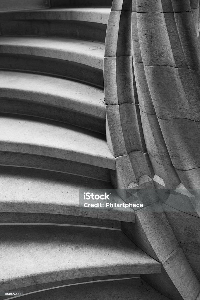 Antigua escalera de caracol - Foto de stock de Blanco y negro libre de derechos