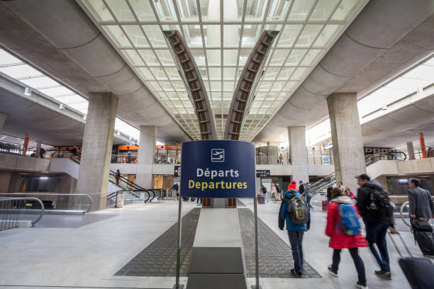 pasajeros y viajeros que pasan por una placa de destino en la sala de salidas de la terminal 2 del aeropuerto cdg roissy paris charles de gaulle, uno de los mayores centros de europa - charles de gaulle fotografías e imágenes de stock