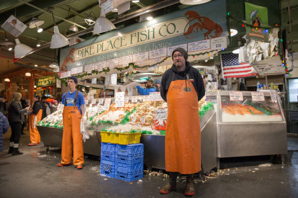 pike place fish company wewnątrz słynnego pike place market - pike place market market seattle tourist zdjęcia i obrazy z banku zdjęć