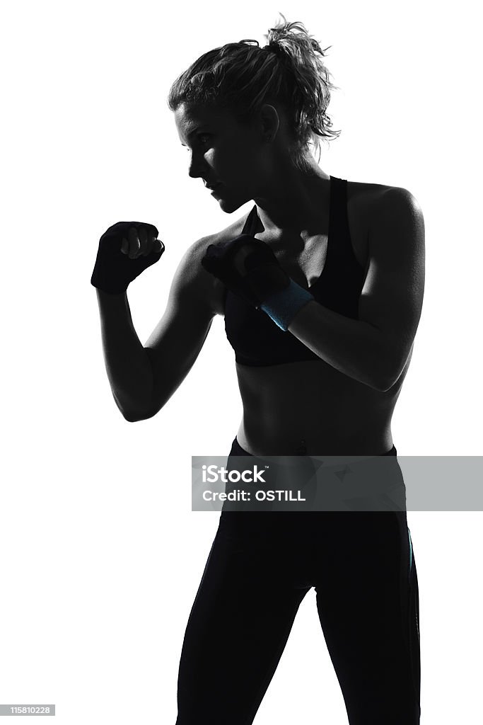 woman ワークアウトボクシングの姿勢 - ボクシングのロイヤリティフリーストックフォト
