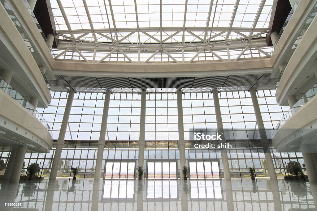 Высокие фойе в зале - Стоковые фото Архитектура роялти-фри