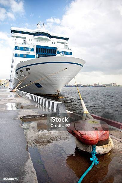 O Ferry Em Uma Amarração No Stpetersburg Rússia - Fotografias de stock e mais imagens de Atracado - Atracado, Branco, Corda