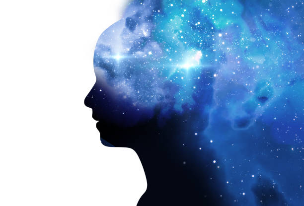 siluett av virtuella människor med aura chakran på rymden nebulosa 3d illustration - energy brain bildbanksfoton och bilder