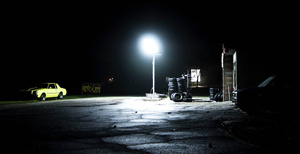 De reparação/Loja de pneus de carro à noite - fotografia de stock