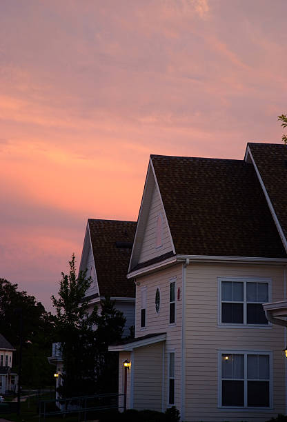 Residenze tra un autunno tramonto incandescente - foto stock