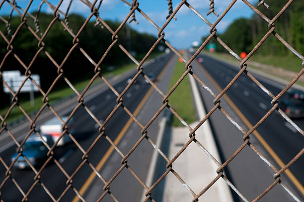 Autopista a través de la conexión de cadena media tarde valla - foto de stock