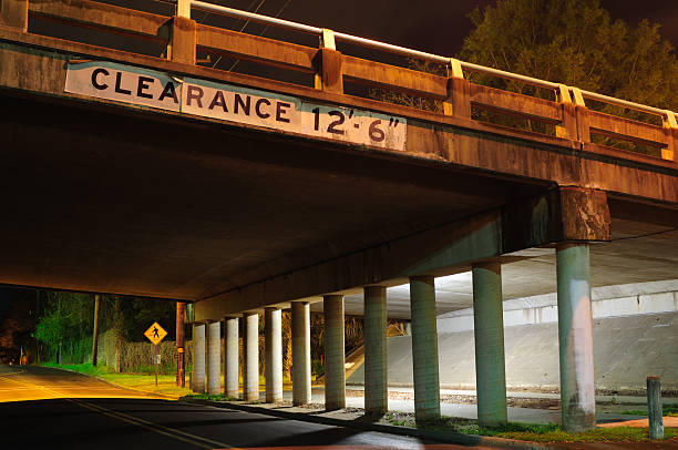 Viaduto de estrada depuração-em uma ponte à noite - fotografia de stock
