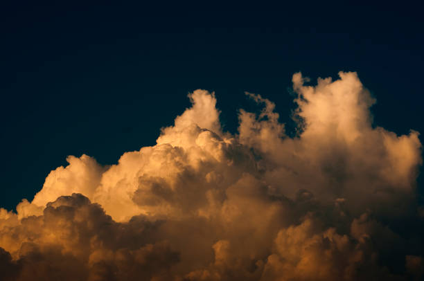 Hermosa nubes Cumulus hang en el cielo de la noche - foto de stock