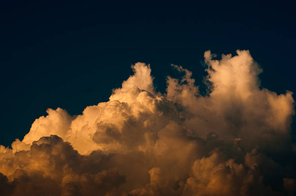 Belas nuvens Cumulus pendurar no céu à noite - fotografia de stock