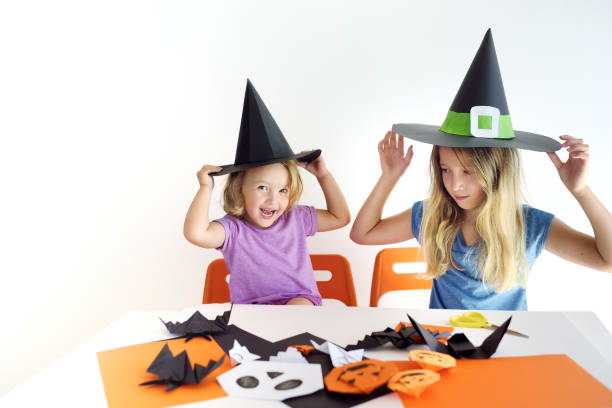 Dos Niños Disfrazados De Carnaval Para Halloween Foto de stock y más banco de imágenes de Hecho en casa - Hecho en casa, Halloween, Disfraz - iStock Dos Niños Disfrazados De Carnaval Para Halloween Foto de stock y más banco de imágenes de Hecho en casa - Hecho en casa, Halloween, Disfraz - iStock