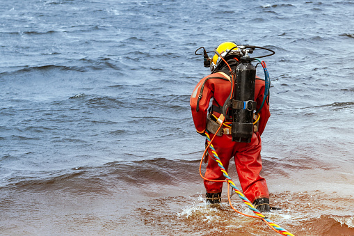 Buceador profesional entra en el agua para producir obras en alta mar. photo