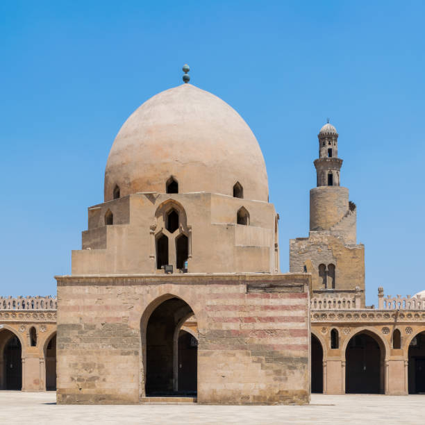 фонтан и минарет исторической мечети ибн тулуна, старый каир, египет - fountain courtyard tile wall стоковые фото и изображения