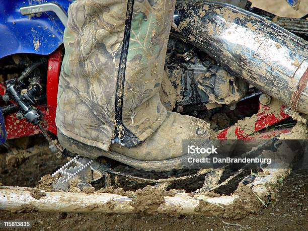 Muddy De Entrenamiento En Bicicleta Foto de stock y más banco de imágenes de Accesorio de cabeza - Accesorio de cabeza, Actividades recreativas, Aire libre