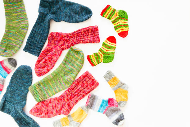 calcetines de lana coloridos sobre fondo blanco - sock wool multi colored isolated fotografías e imágenes de stock