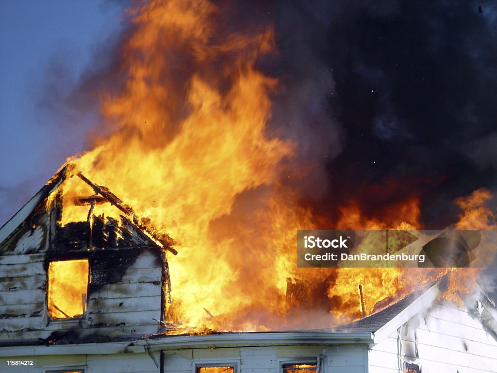 Casa di fuoco - Foto stock royalty-free di Fuoco