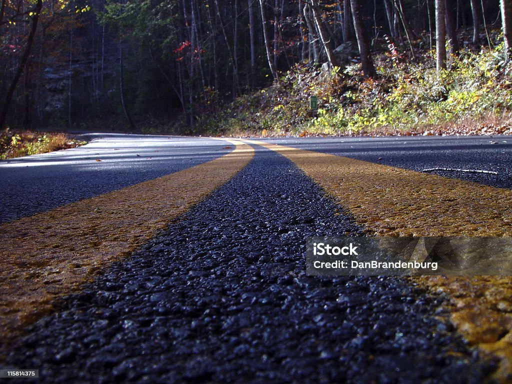 Seguire la linea gialla pavé - Foto stock royalty-free di Ambientazione esterna