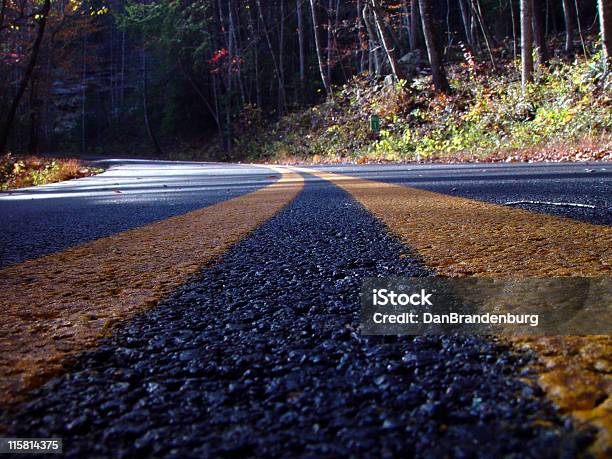 Seguire La Linea Gialla Pavé - Fotografie stock e altre immagini di Ambientazione esterna - Ambientazione esterna, Area selvatica, Asfalto