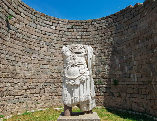 페르가몬(pergamon) 고대 도시 트라야누스 사원의 머리 없는 장갑 조각상. 베르가마, 이즈미르, 터키. 아크로폴리스. - bergama 뉴스 사진 이미지