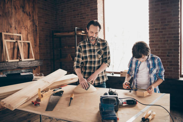 Two nice focused concentrated hard-working person master builder, artisan engineer building fixing creating house design construction at studio loft industrial style brick interior dos agradable concentrado concentrado trabajador trabajador maestro constructor de ingeniería de ingeniería artesanal construcción de la fijación de la construcción del diseño de la casa en el estudio loft estilo industrial de ladrillo interior