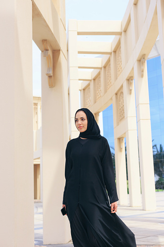 Mujer de negocios árabe frente al detalle arquitectónico tradicional photo