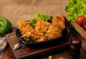 Crispy chicken drumsticks grilled kfc style with crackers.