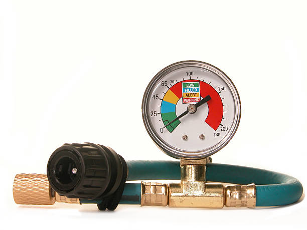 o manómetro de pressão de ar-condicionado - recharger imagens e fotografias de stock