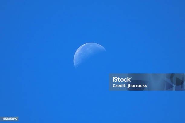 Moon A Las 1200 Horas Foto de stock y más banco de imágenes de Astronomía - Astronomía, Azul, Cielo