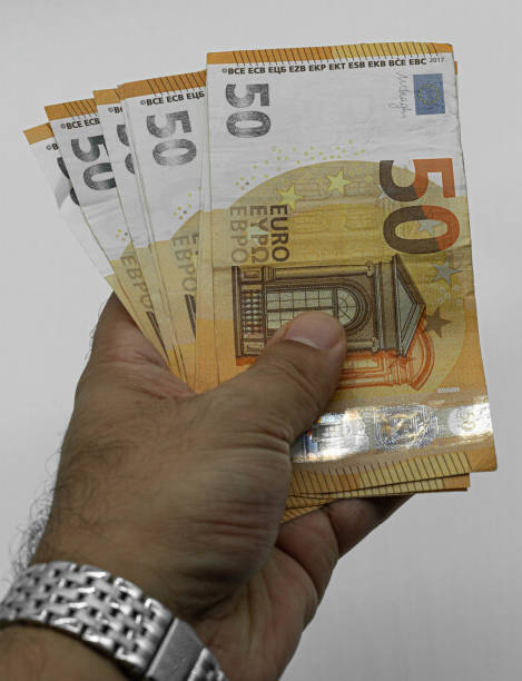 istock hand full of 50 Euro bank notes 1158159391