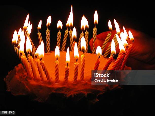 Ciasto Na Ogień - zdjęcia stockowe i więcej obrazów Tort urodzinowy - Tort urodzinowy, Zatłoczony, Świeca