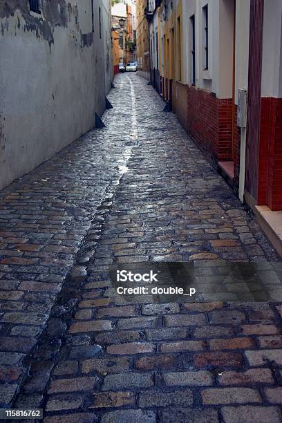 Cobble Street W Sewilli Hiszpania - zdjęcia stockowe i więcej obrazów Andaluzja - Andaluzja, Arteria, Błyszczący