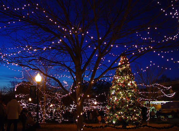 small town square weihnachten - strung stock-fotos und bilder