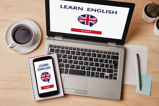Aprender concepto de inglés en la pantalla del ordenador portátil y del teléfono inteligente photo