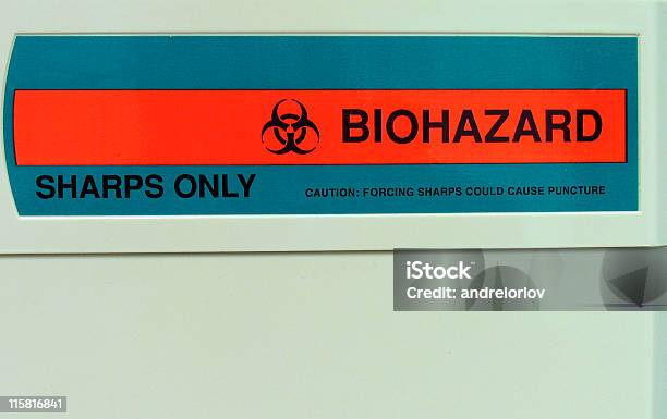 Na Etykiecie Pojemnika Na Ostre Przedmioty Stanowiące Zagrożenie Biologiczne W Medical Office - zdjęcia stockowe i więcej obrazów Apteczka