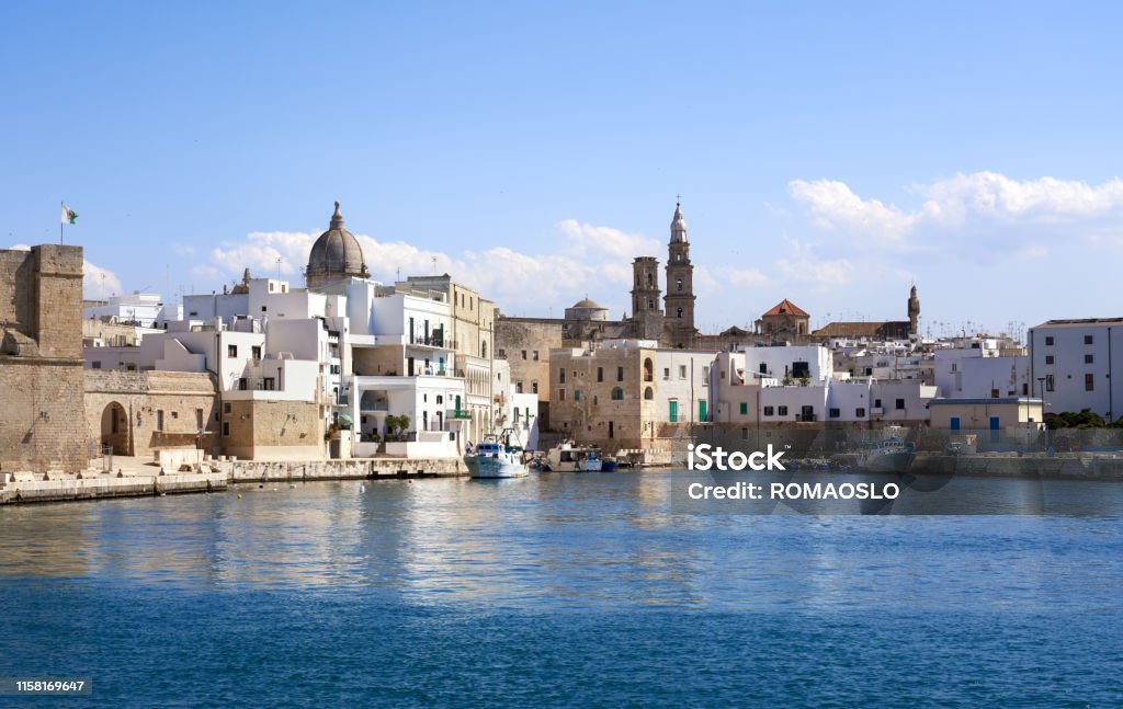 Monopoli Skyline vom Meer aus gesehen, Apulien Italien - Lizenzfrei Monopoli Stock-Foto