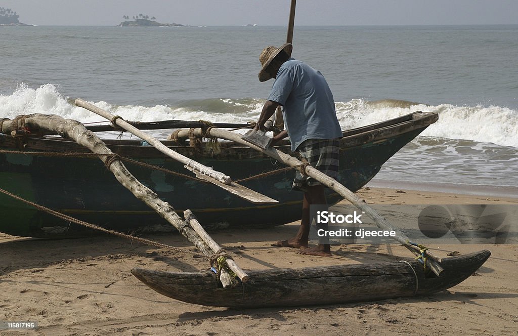 Vecchia barca in sri Lanka spiaggia 2 - Foto stock royalty-free di Sri Lanka