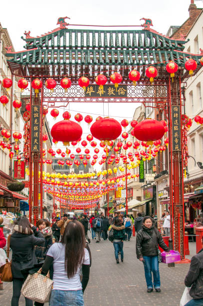 중국 설날을 축하하기 위해 중국 등불로 장식된 런던 차이나 타운의 제라드 스트리트 - gerrard 뉴스 사진 이미지