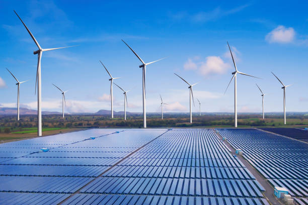 energía limpia de paneles solares y turbinas eólicas. - energía de viento fotografías e imágenes de stock