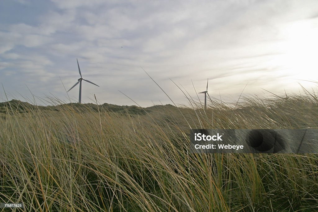Дюны с ветряными мельницами - Стоковые фото В�етер роялти-фри