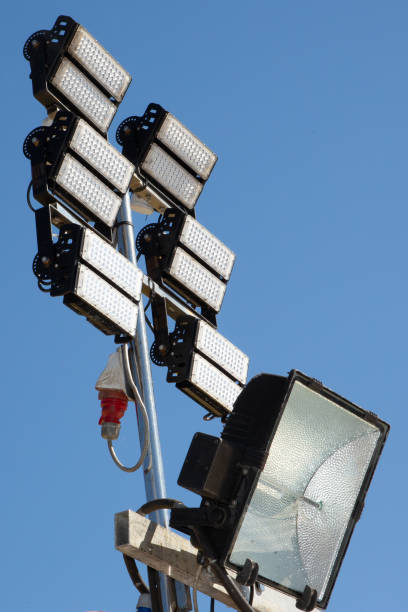 спортивная арена прожекторов стадион огни на фоне голубого неба день - floodlight blue sky day стоковые фото и изображения