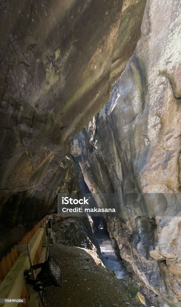 La Gola Della Valle Tamina E Lacqua Termale Delle Alpi Svizzere