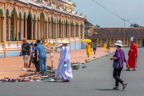 high dai tempel, tay ninh, vietnam, - caodaism stock-fotos und bilder