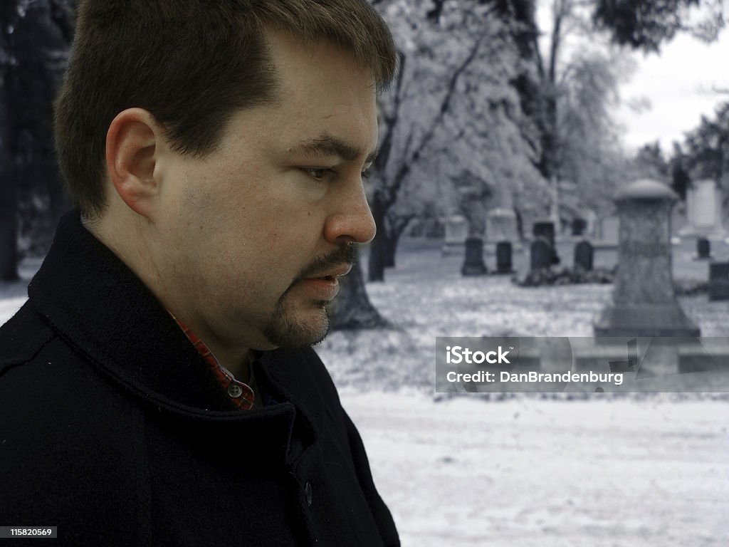 Hombre en el cementerio - Foto de stock de Adulto libre de derechos
